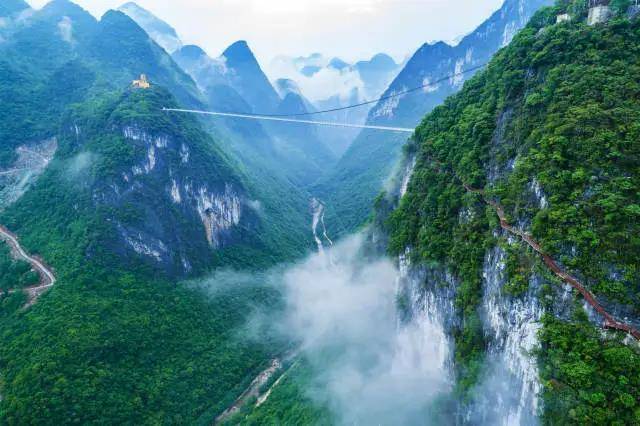 峡天下景区位于广东省清远市阳山县岭背镇坑口村,坐落在秤架——岭背