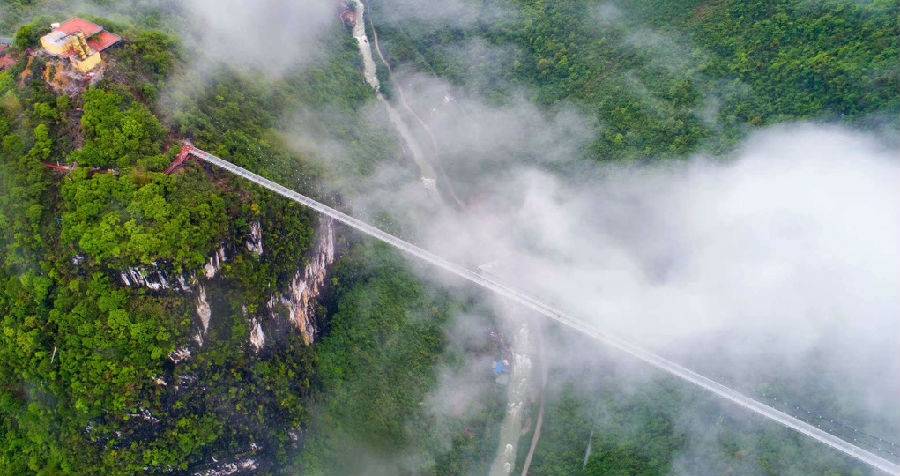 峡天下景区位于广东省清远市阳山县岭背镇坑口村,坐落在秤架——岭背