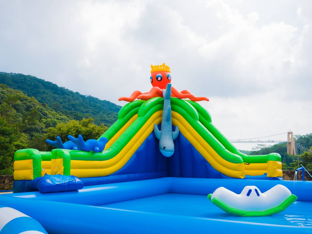 中间两个滑梯 这里,你可以从最高6米高的滑梯 直奔水池,既刺激又好玩