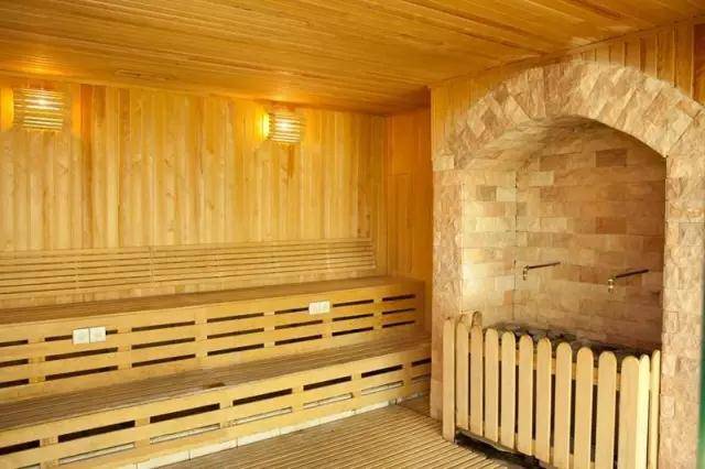 热烘烘的干蒸室