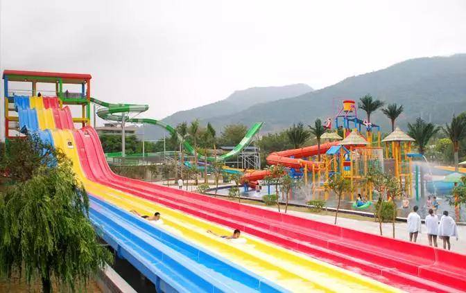 而出发平台则高达15米,皮艇呼啸而下,游客往返其中,恍如时光倒流!