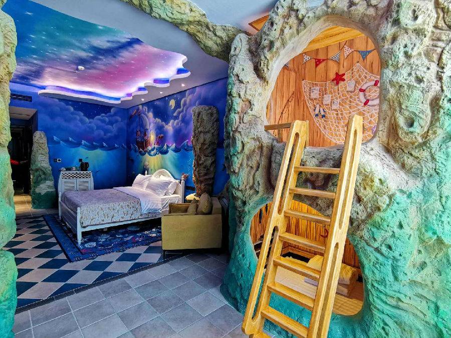 森林的世界格外精彩,像爱丽丝仙境般, 入住树洞,向树洞诉说秘密.