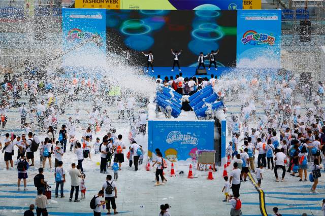 新一年的彩虹泡泡跑新玩法 ▼ ★亮点一★ 广场泡泡大趴 嗨爆全