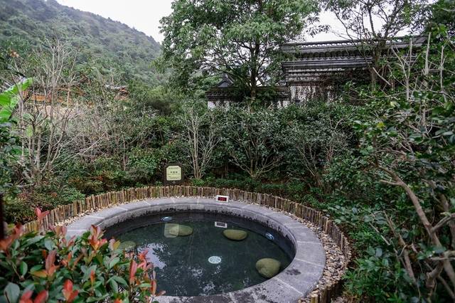 温泉外观设采用日式小筑的设计 利用密蔽花树作为掩隔 全园共有儿童