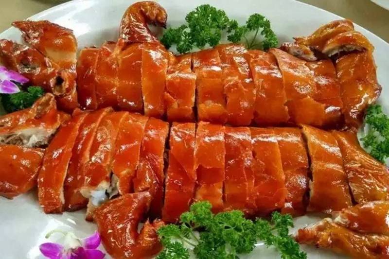 烤好的金猪皮色金黄,外皮酥脆!