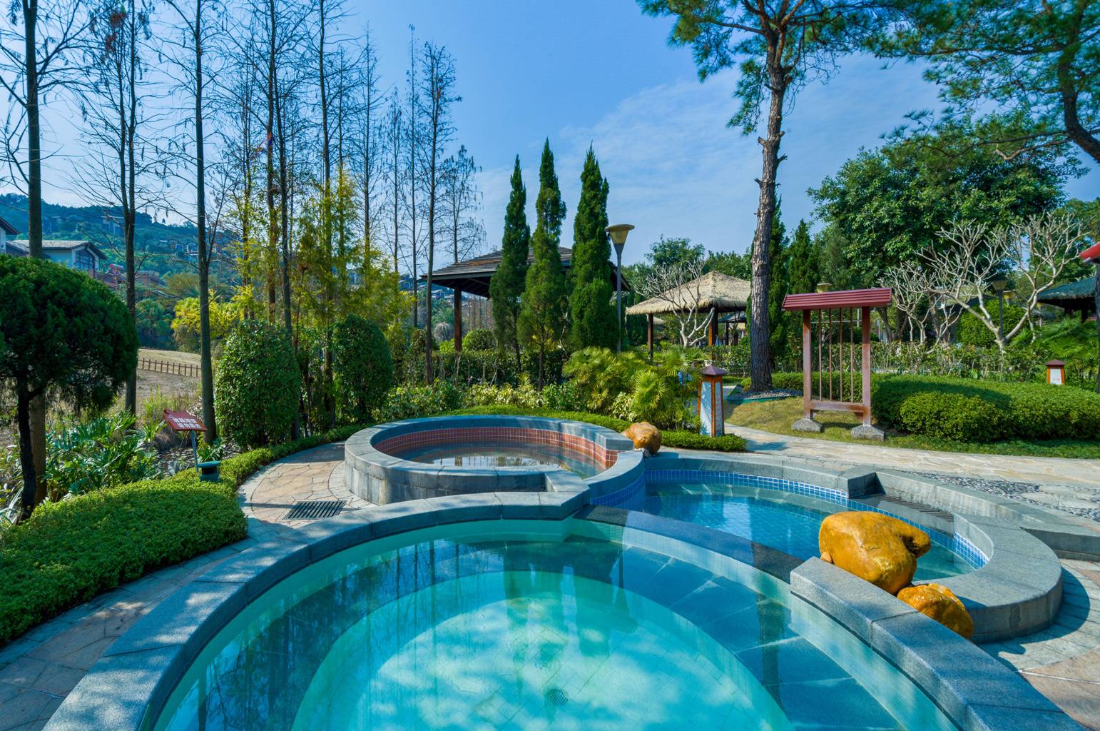 灯光 打造出一种温馨的家居氛围 凤凰湾温泉为大型综合园林式露天温泉