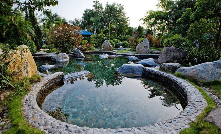 帝都温泉 一座被环岭群峰拥抱着的温泉山 山下的三十多处自喷温泉 日