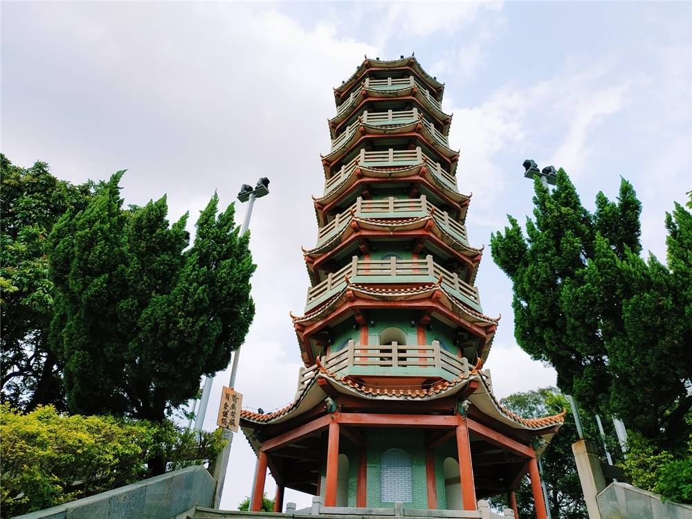 景区保留增城旧八景中三景,风景秀丽,名胜云集之地凤塔屹立于南山之巅