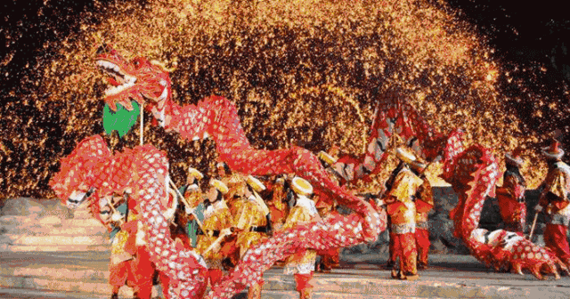 除了自贡花灯,还有各种互动表演 热闹新春舞龙狮,新春卡通巡游 保证嗨