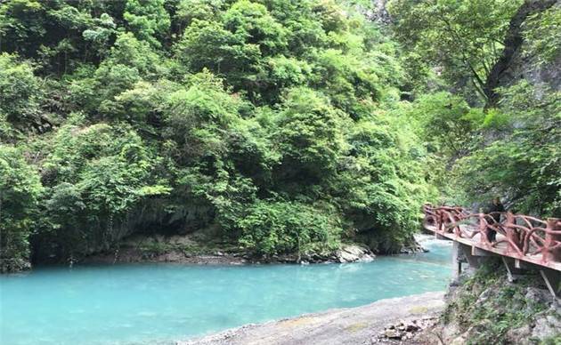 與國家aaaaa景區——神農溪景區一江之隔,還是長江三峽旅遊線上的黃金