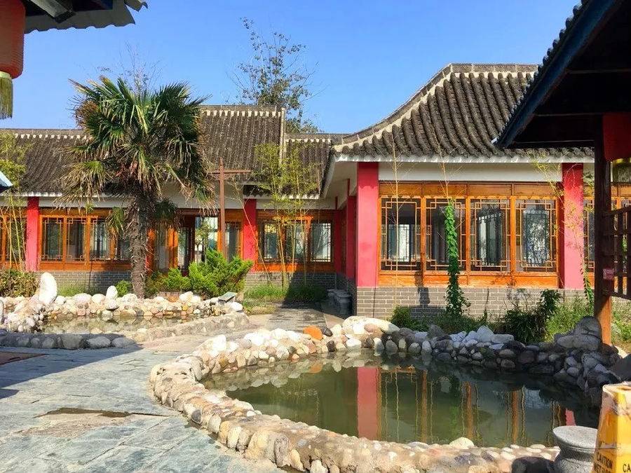 在装修中突出了休闲,舒适 采用了蓝波湾温泉水注入 让您在游泳运动中