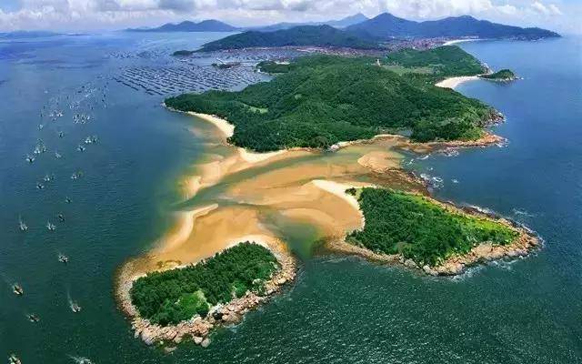 银滩上 拥抱大海,畅爽自在 马尾岛其实是两个小岛 大洲上面有座石灯塔