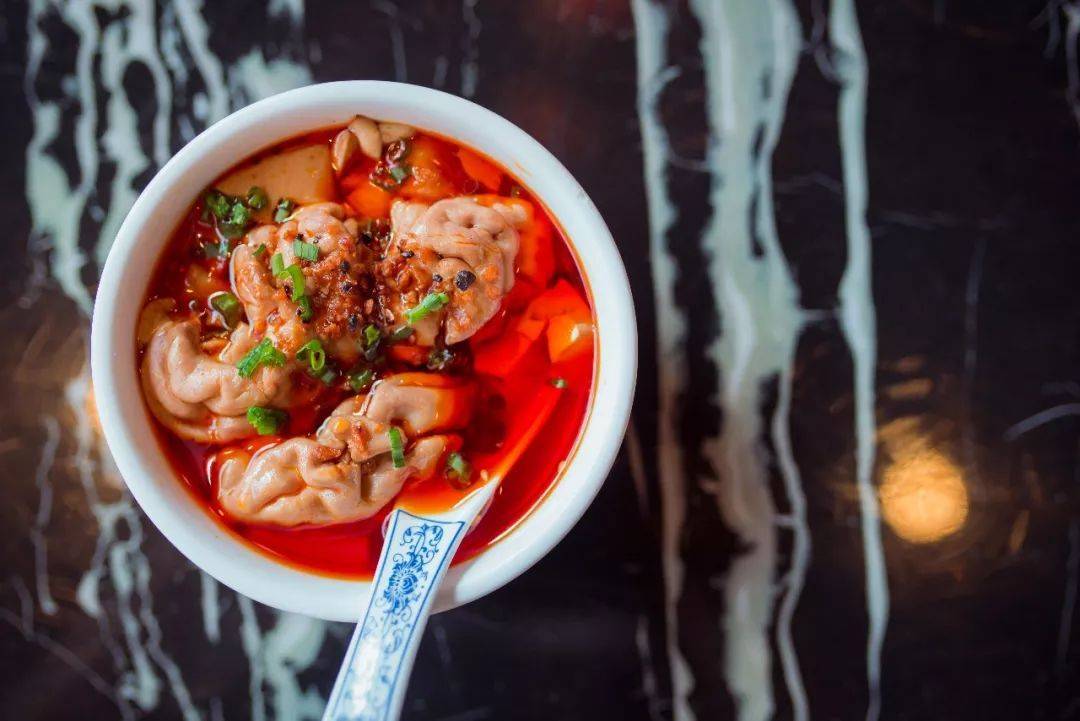 红油猪脑口感软绵,搭配着豆腐,一荤一素,适合重口味的你!