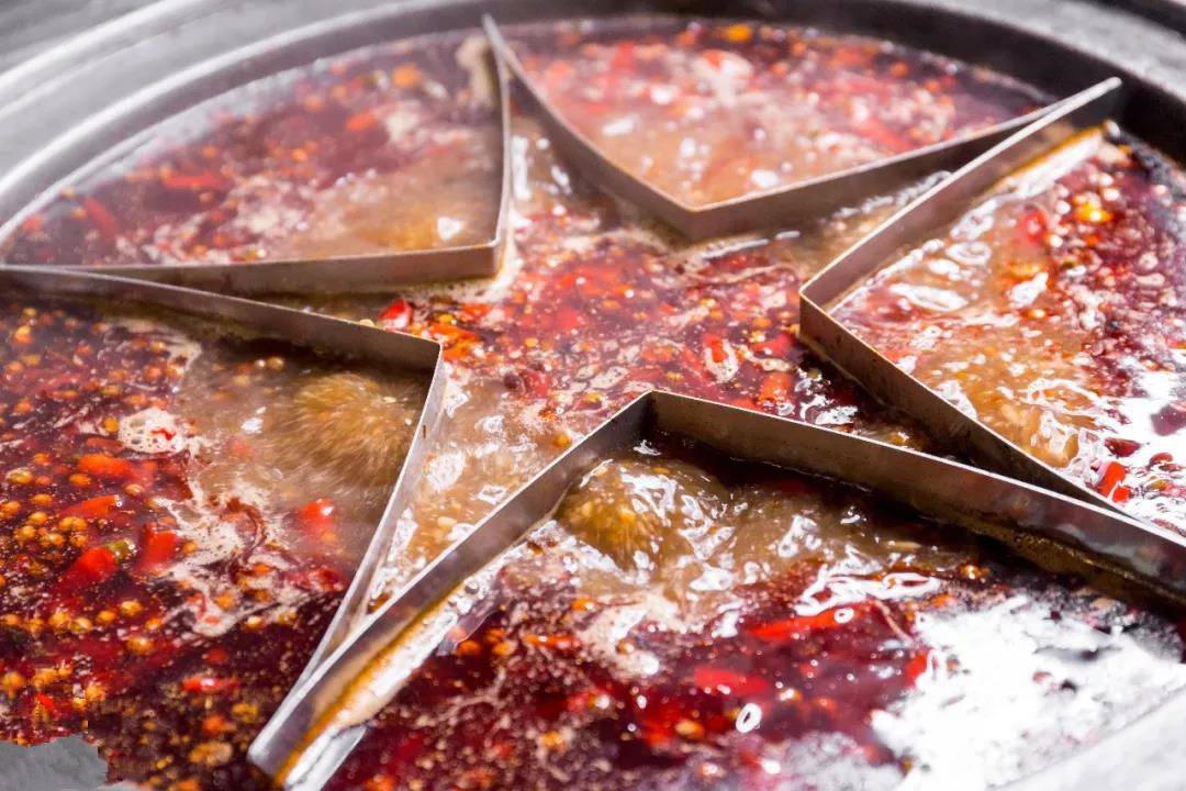 拒绝传统的重庆"九宫格"火锅,"红色主题"的火锅店,连火锅形状都是"