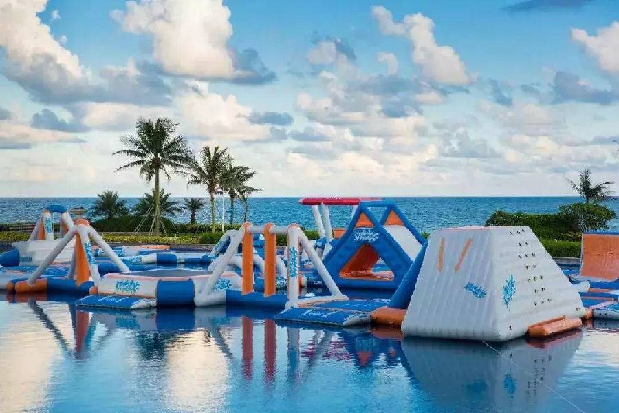 大海就就在眼前"触手可及" 跨过凌波桥,走过细沙 夜晚的彩虹沙滩,更是