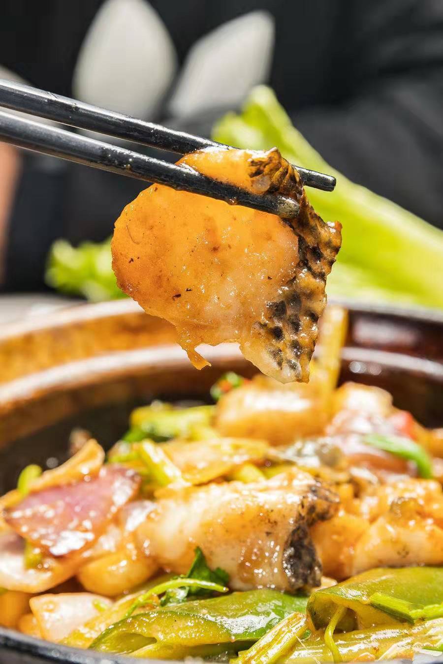 特色土鸡煲 铁板鱿鱼 香芹炒生鱼片 生菜 金针菇等,相当于3