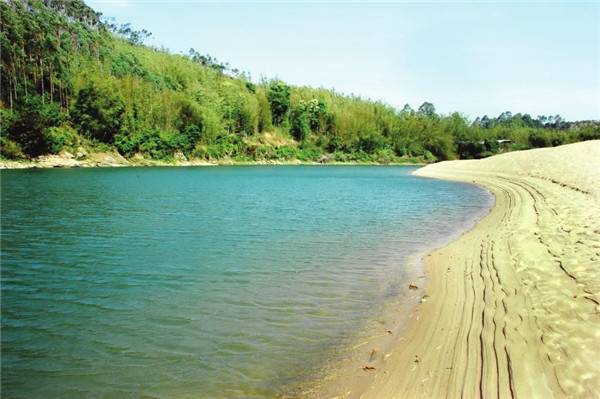 蒙花布村黄金沙滩
