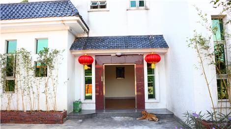 这就是晚上住宿的地方,是个宠物主题庄园,门口也挂了蒙花布村那种红色