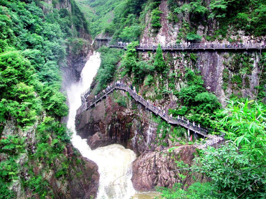 【￥299元限时抢购磐安舞龙峡山庄】标准房/大床房 2大1小农家早餐 2