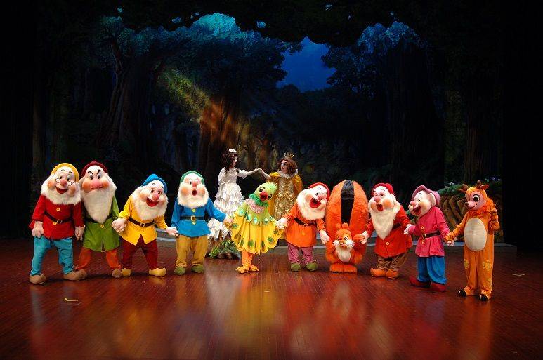 帮助白雪公主打败邪恶的皇后 做一回快乐的森林小精灵 百年经典,一样