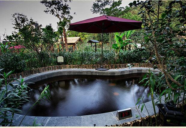 汤池,精油池等二十二个露天泡池,另设250平方综合休闲区,设置生态茶食