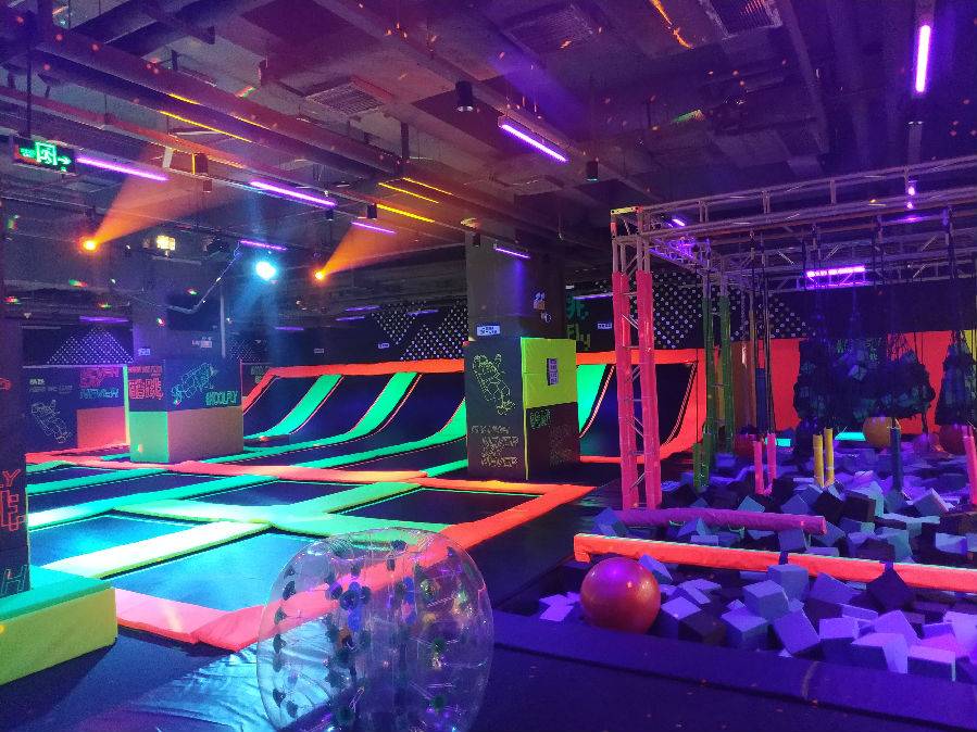 蹦床开放区 这有国际级弹床连接而成的弹跳空间