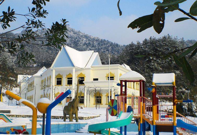 住宿,会议为一体的温泉度假村,庐山西海温泉位于永修县,比邻柘林湖,近