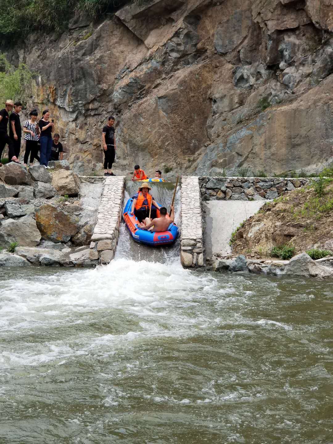 雁荡山峡谷漂流位于浙江省温州市乐清市雁荡镇田东村,全程超过2公里