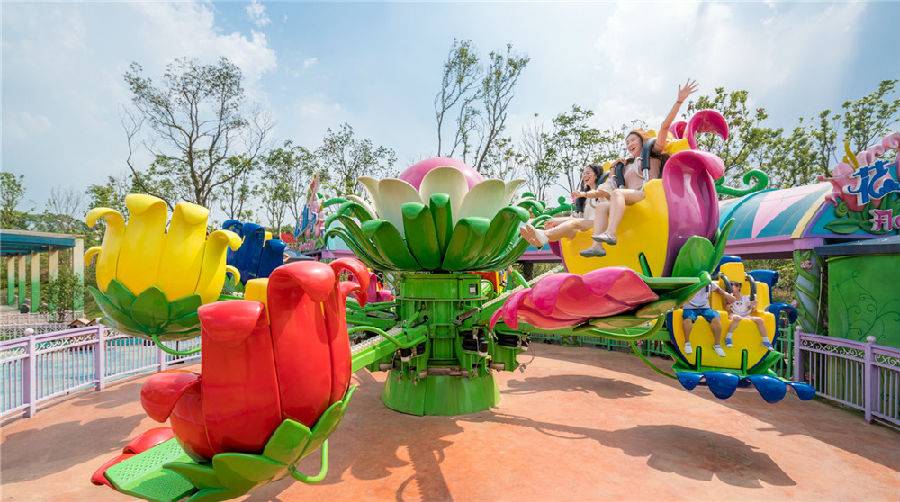 该游乐区位于主题乐园的东南部,该区域环境布置充满浪漫气息,设有