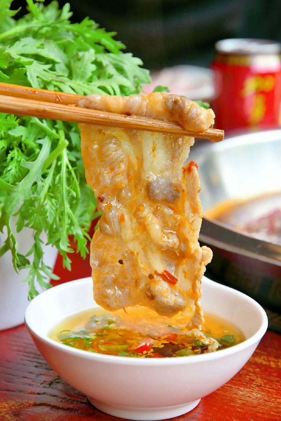 肥牛卷超大一片,在锅里涮上15秒,少了一份油腻,多了一份紧实,大口吃肉