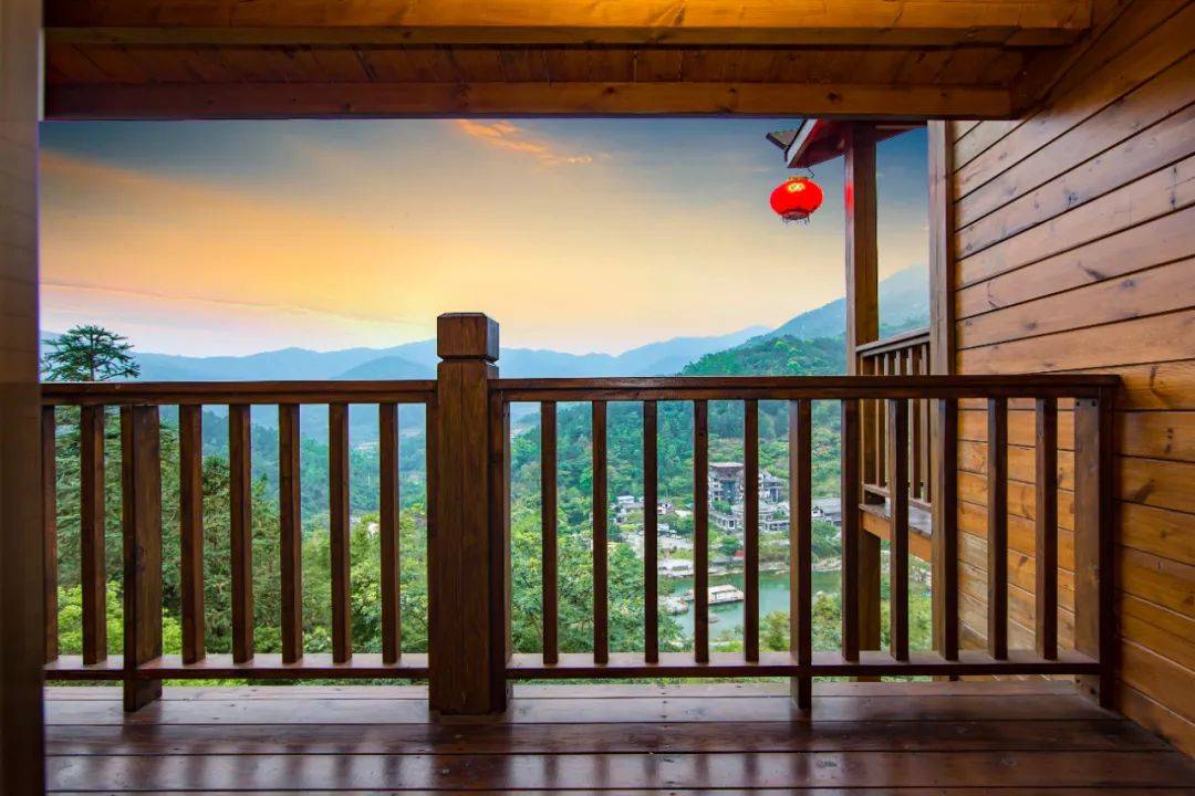 【云浮天露山】打卡国家4a级景区~499元抢异国温泉木屋亲子房/空中