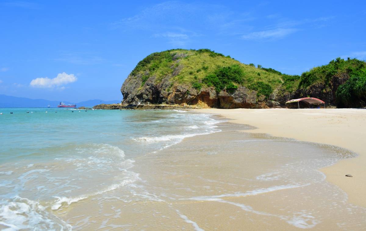 洁白的沙滩印入眼帘