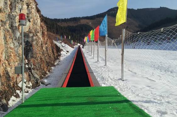 金沙湾滑雪场的雪地魔毯