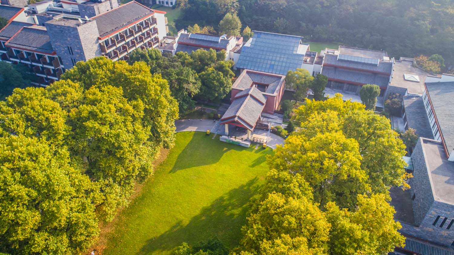 合肥巢湖深业温泉假日度假酒店,一价享吃喝玩乐泡热汤,2大1小自助早餐