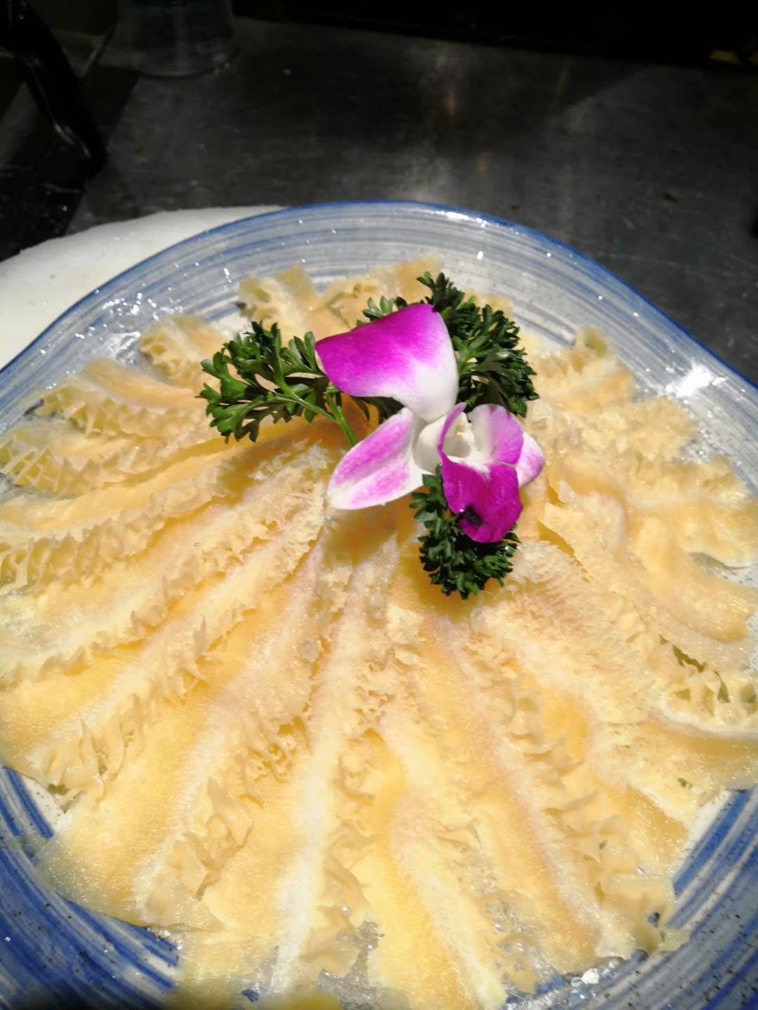 含锅底 西旗羔羊卷 金钱肚 手打鲜牛丸 虾滑 墨鱼片等等多款菜品!