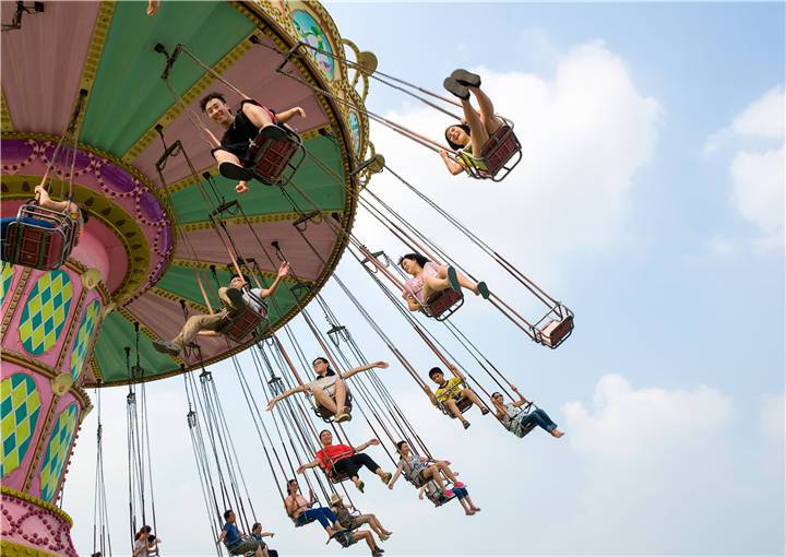 成都欢乐谷占地面积约51万平方米,由阳光港区,欢乐时光区,加勒比