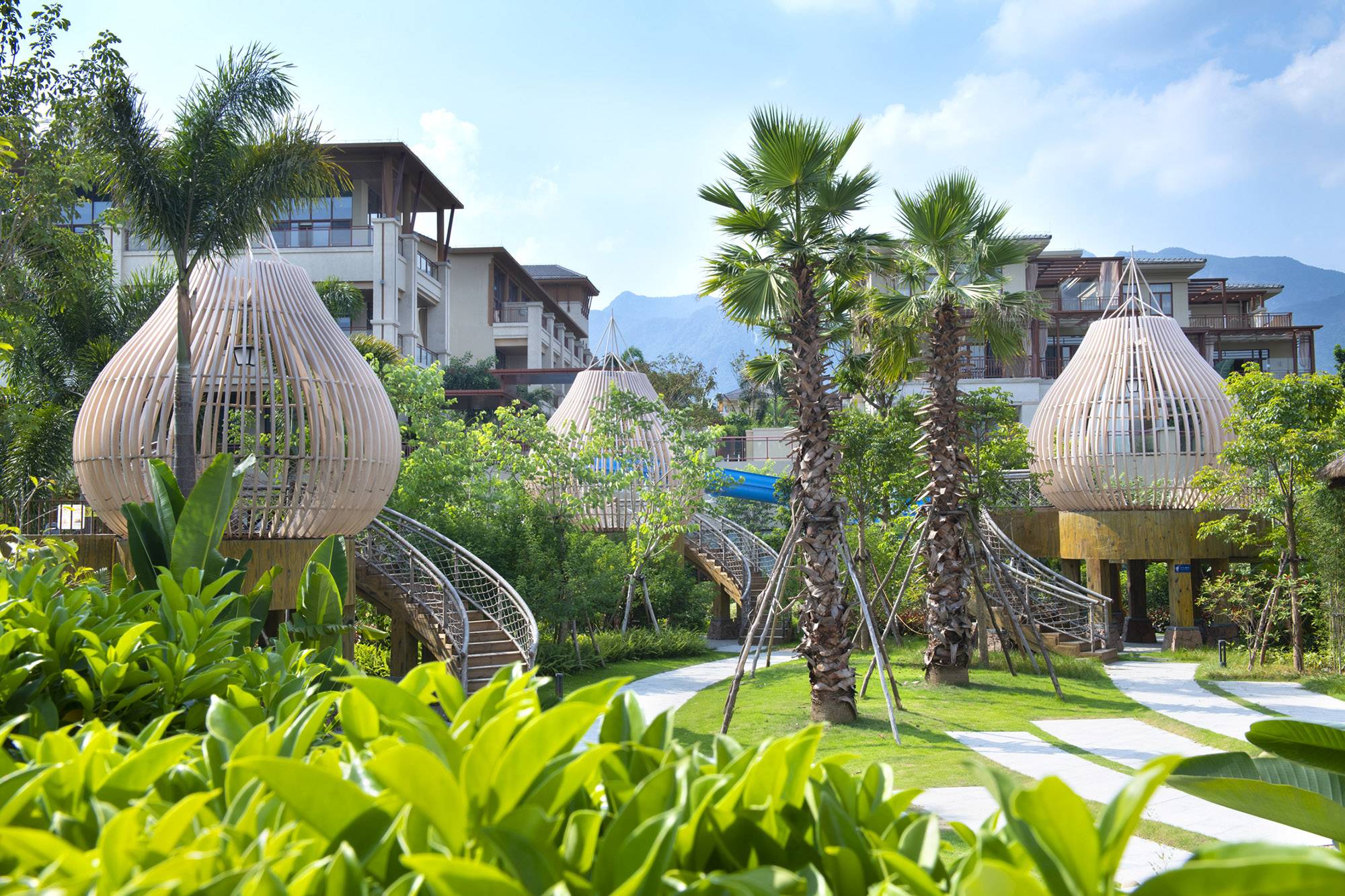 环抱周边6大森林公园包围站在酒店前广场就能看到白水仙瀑地理位置优